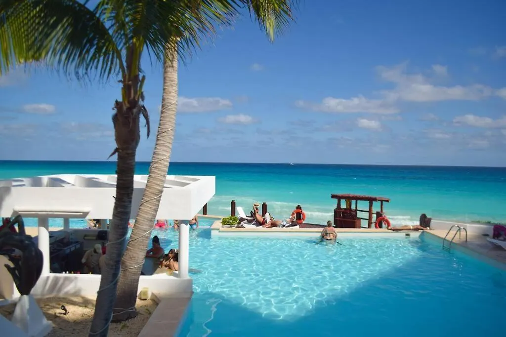Exclusive Studio On The Beach, Minimalist, Gym, Pool, Jacuzzi, Balcony Cancun Apartment