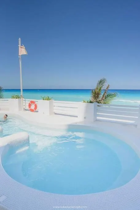 Exclusive Studio On The Beach, Minimalist, Gym, Pool, Jacuzzi, Balcony Cancun Apartment