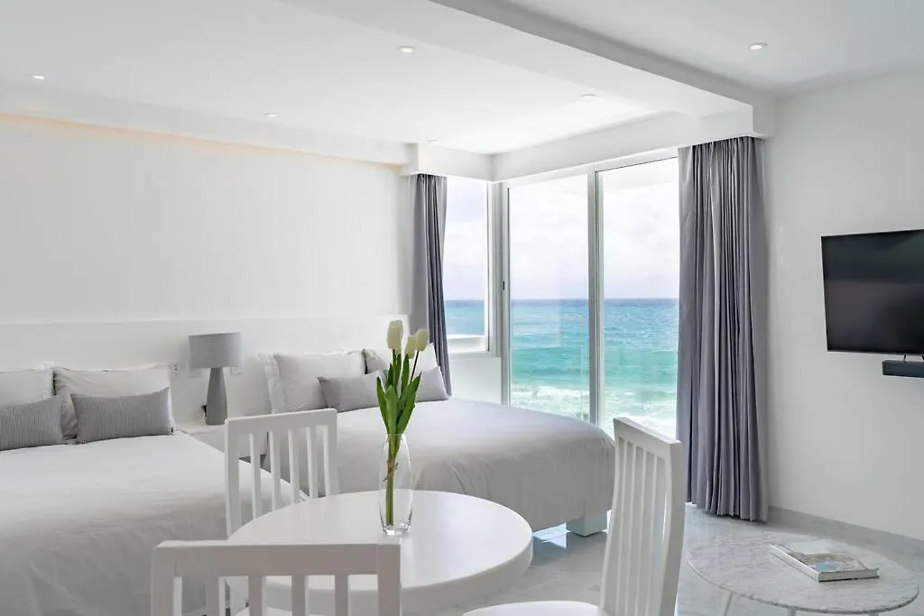 Exclusive Studio On The Beach, Minimalist, Gym, Pool, Jacuzzi, Balcony Cancun